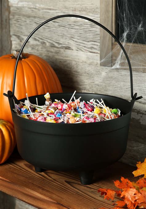 Witch cauldron candy holder: the perfect centerpiece for your Halloween party